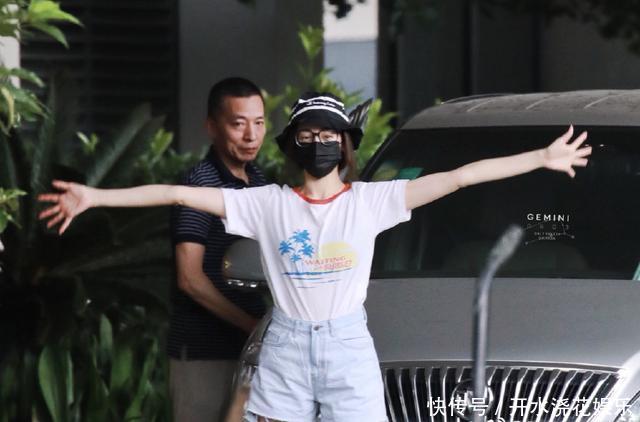 迪丽热巴孟美岐同穿破洞裤, 一个水蛇腰一个粗腰, 网友: 差距真大