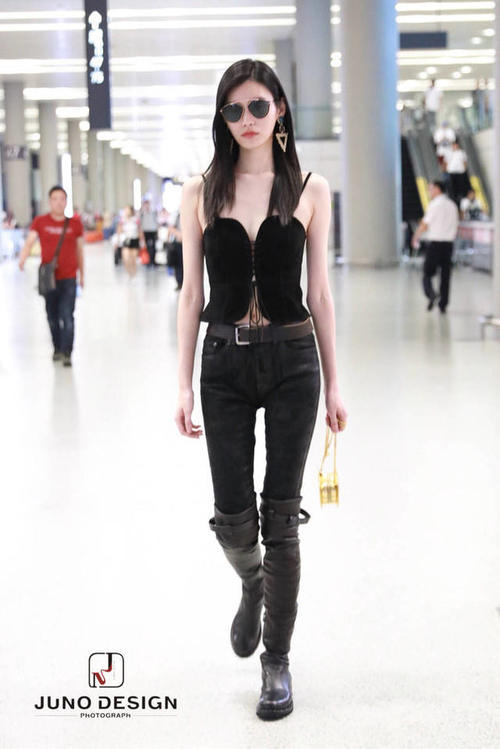 奚梦瑶黑色吊带搭配紧身裤和过膝靴,网友:穿成这样我是不敢出门