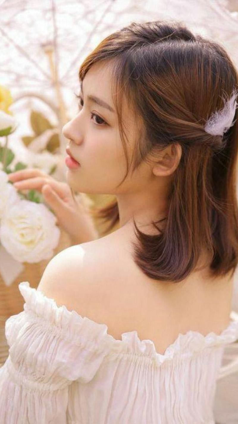 白嫩美女性感露肩诱人写真图片