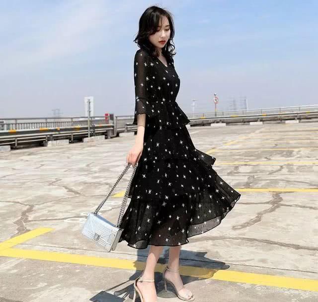  『半身裙』这才是今年主流的裙子，叫“蛋糕裙”，不吹，优雅减龄谁见谁夸美