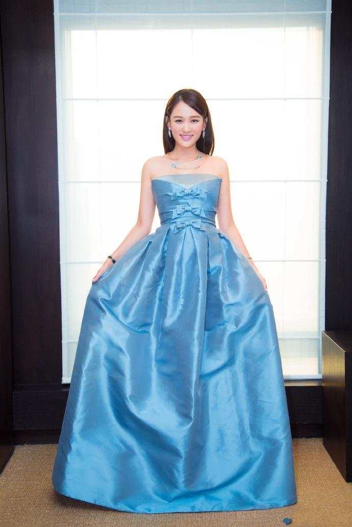 43岁杨千嬅跟38岁陈乔恩撞衫, 网友: 扮嫩只服陈乔恩