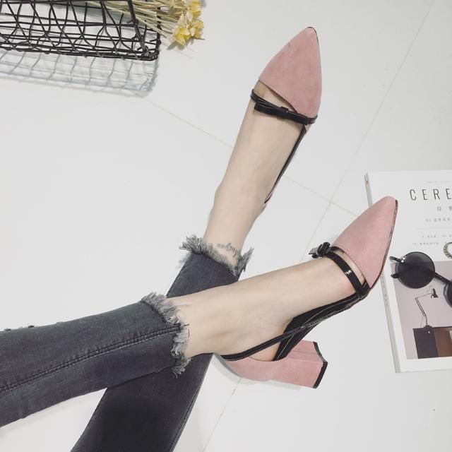 经典的小尖头高跟鞋，轻松演绎足下风情，让人倍增优雅的气质