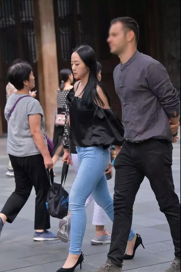 穿紧身牛仔长裤的性感风韵美女，自信才是发自内心的美！