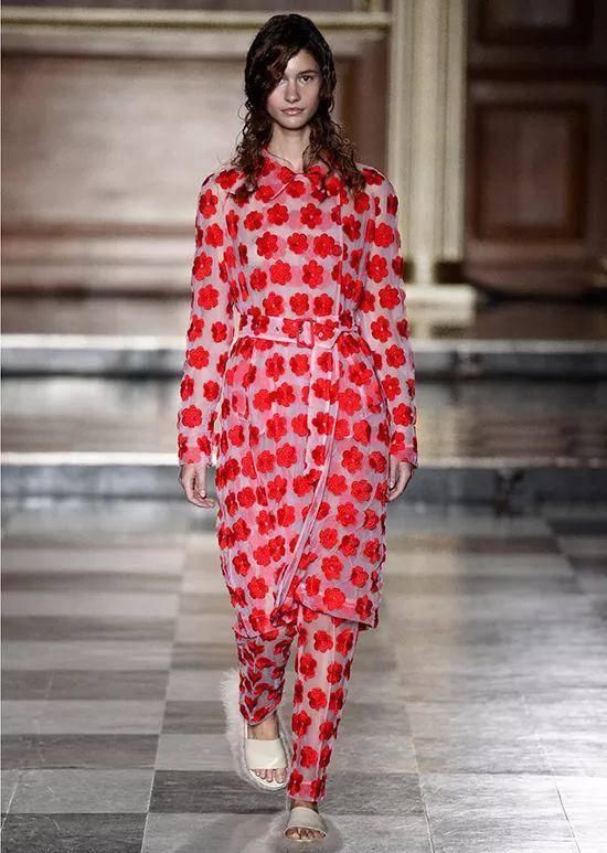  『穿着』只要穿着Simone Rocha，就可以一直做少女哦