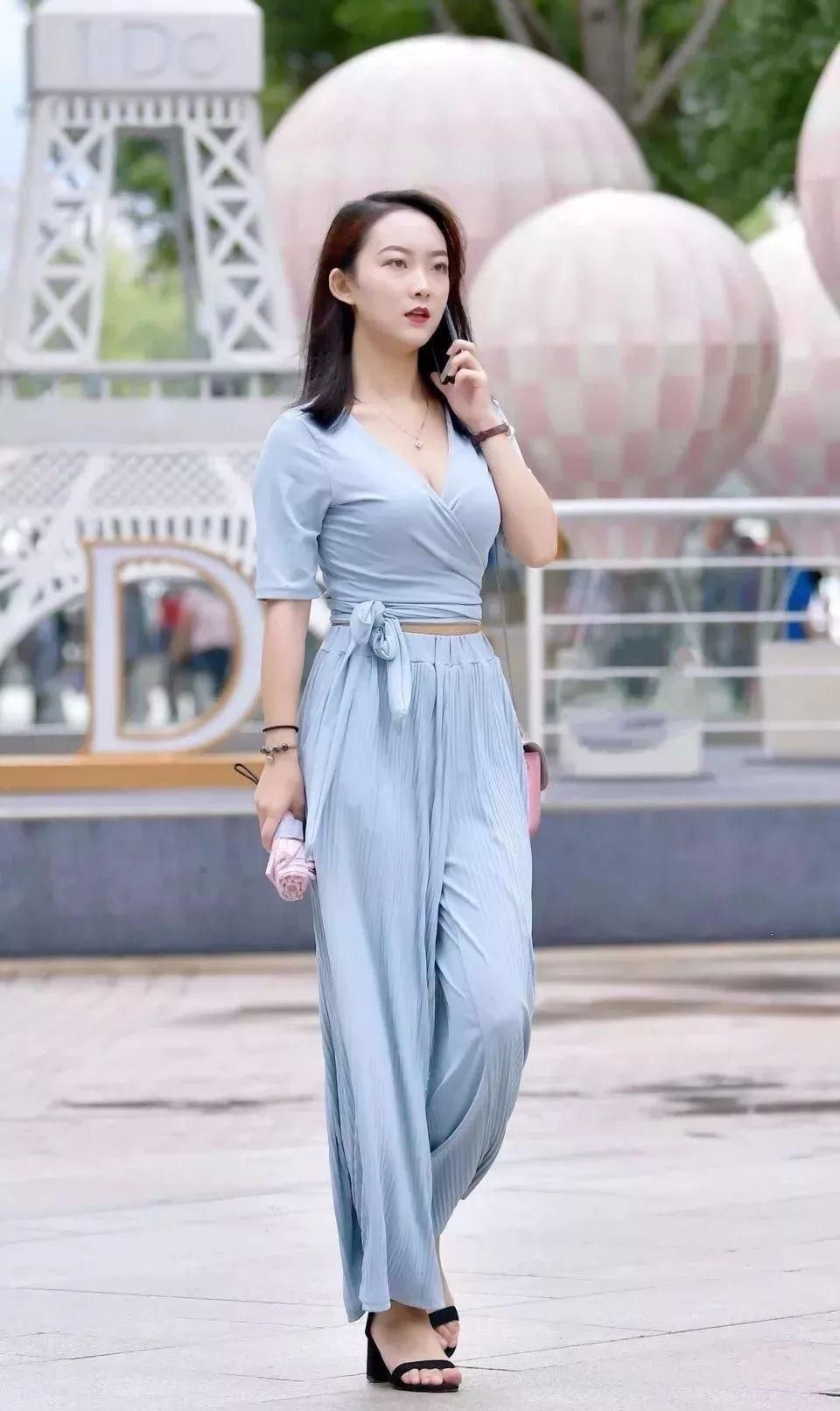 皮皮虾街拍:气质高雅的30岁已婚辣妈，老公孩子的骄傲!