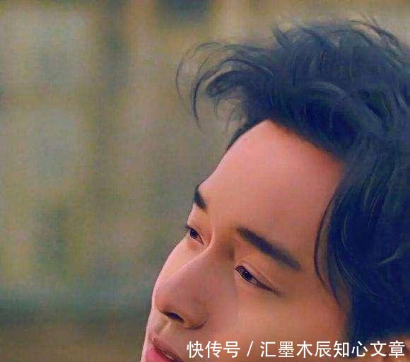 #老照片#老照片里的张国荣，公园看人打牌，与民工闲聊