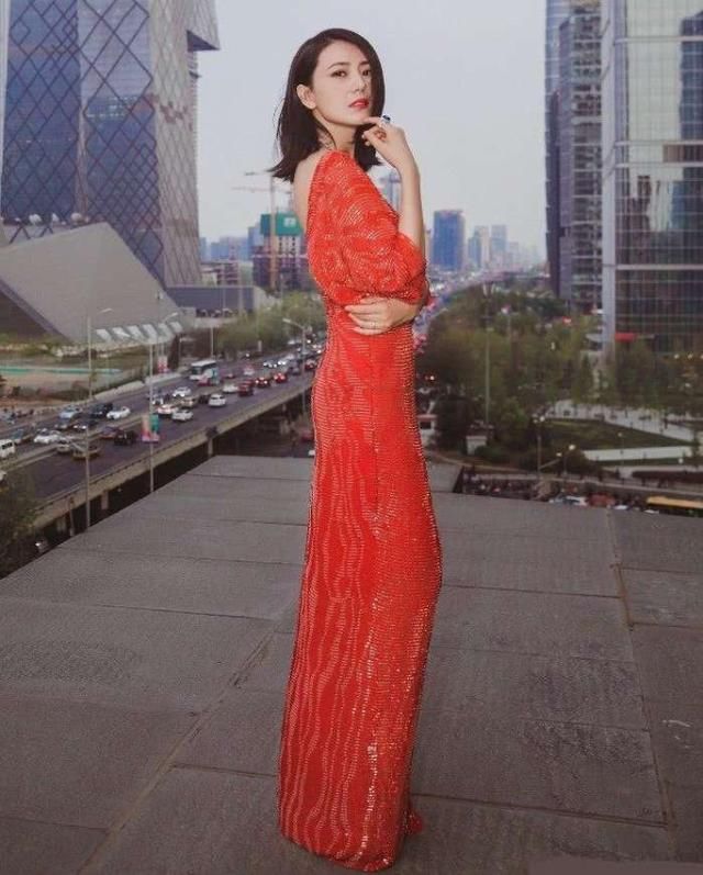 高圆圆身穿抹胸蓝裙，露香肩展现骨感魅力，这身材穿什么都好看！