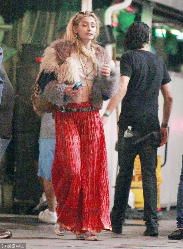 惊”父“骇俗！杰克逊女儿帕丽斯承认双性恋身份  和女友街边又搂