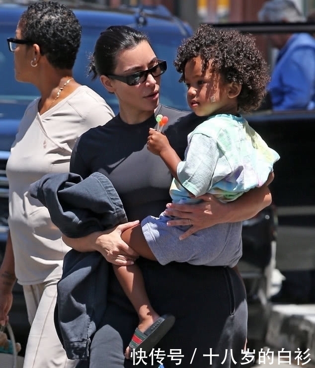 高跟鞋■卡戴珊穿高跟鞋为啥还能单手抱50斤的娃?看完她的胯,不简单!