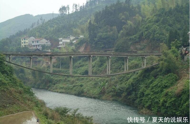 我国最“怪”的大桥,设计师只有初中文化,网友:施工图纸拿反了