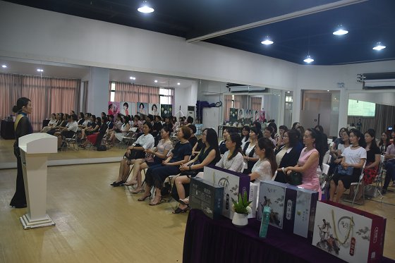 举止美+形态美，净心源携手慧雅荟打造优雅知性女神