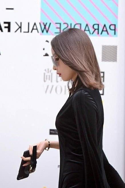 气质小姐姐黑色连体衣大秀时尚美腿,时尚范儿扑面而来