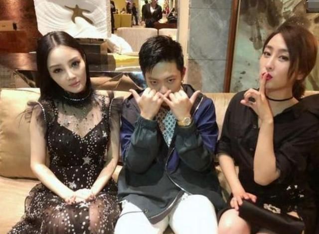 贾乃亮贴身助理点赞引热议，澄清说手滑，李小璐经纪人回应亮了