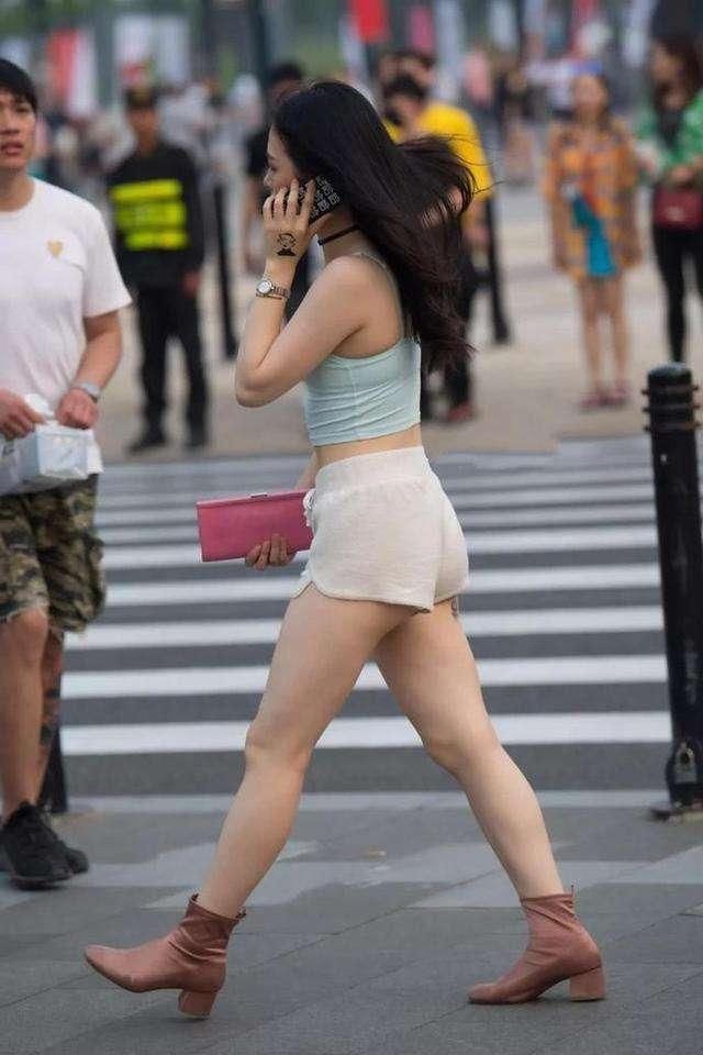 颜值和上半身都无可挑剔的美女，输在了一双腿上!