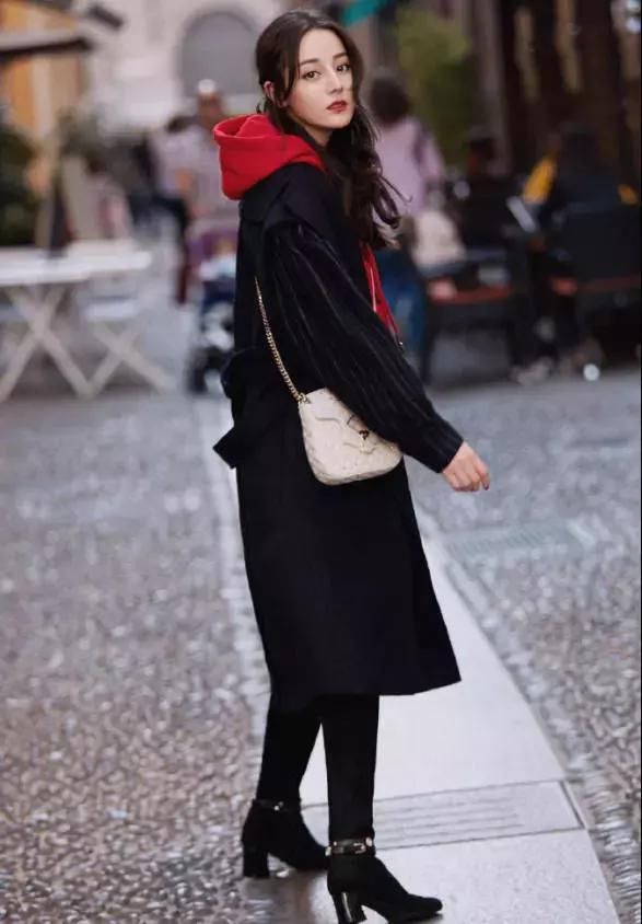 迪丽热巴下半身全是纽扣！瑰丽裙装竟然漂亮得让人过目难忘！