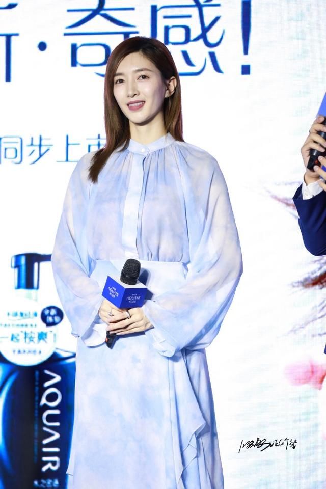 31岁江疏影与30岁刘亦菲同穿蓝裙，网友：御姐与天仙的差距！