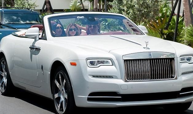 金卡戴珊在迈阿密度假，“蛇皮”套装引人注目，女儿喜欢中国风