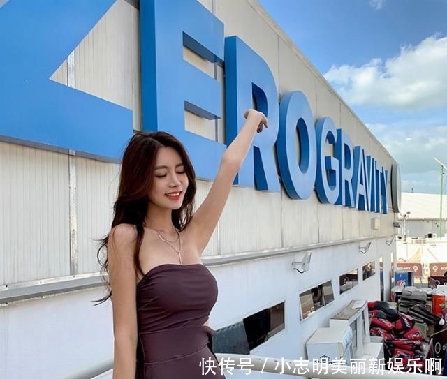  休闲：褐色收腰修身泳衣，夏天更休闲