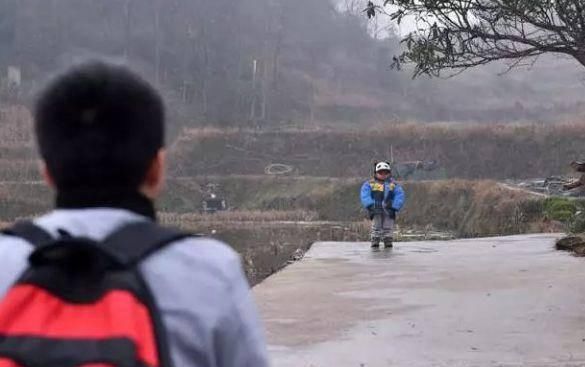  排队■被藏40年的春运偷拍照：那一年，我排队到通宵，那一年…