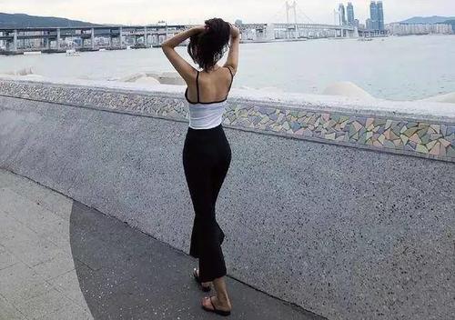 紧身打底裤，穿出别具一格的魅力，彰显与众不同的女性韵味！