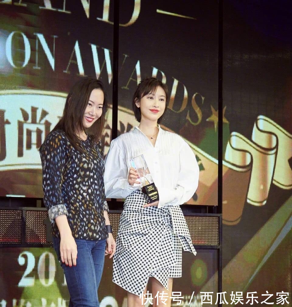 张俪红T配短裙现机场, 气质清新似少女, 怎么看都不像34岁啊!