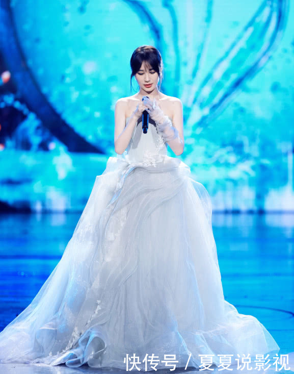李菲儿美了这么多？穿这身礼裙上台锁定观众的目光，好有女神范！