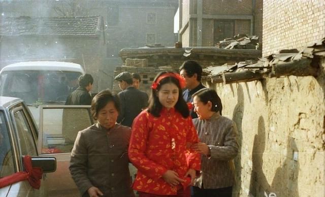  [婚礼]40年前的结婚仪式原来是这样的，摄影师王心钢收藏了这些宝贝