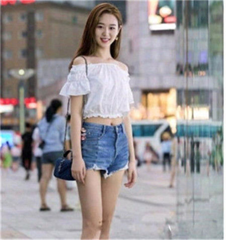 『美女』街拍:美女身穿紧身连衣裙,身材苗条有型,呈现S型身材