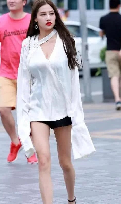 性感小姐姐深V时尚长袖，显丰满上围，超短热裤大秀美腿