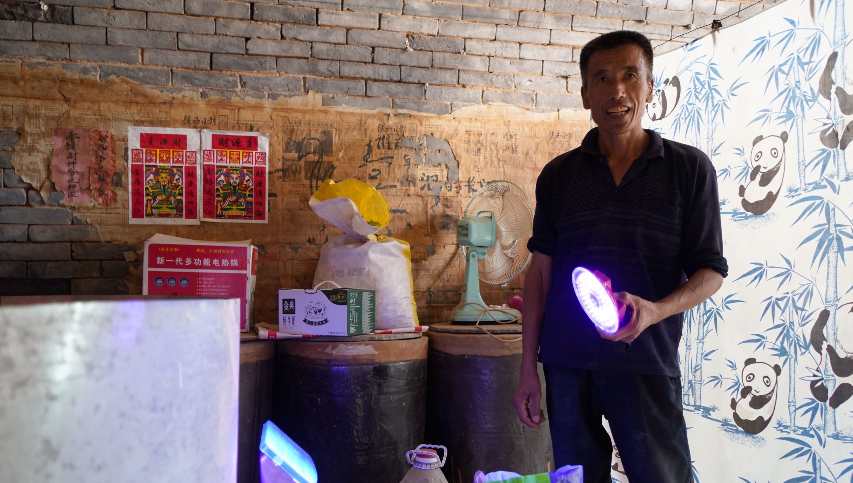 农民大哥说抓蝎子比打工赚钱多，看看他能赚多少钱