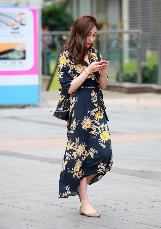 小姐姐散步，独特漂亮白皙皮肤，身材很耐看！