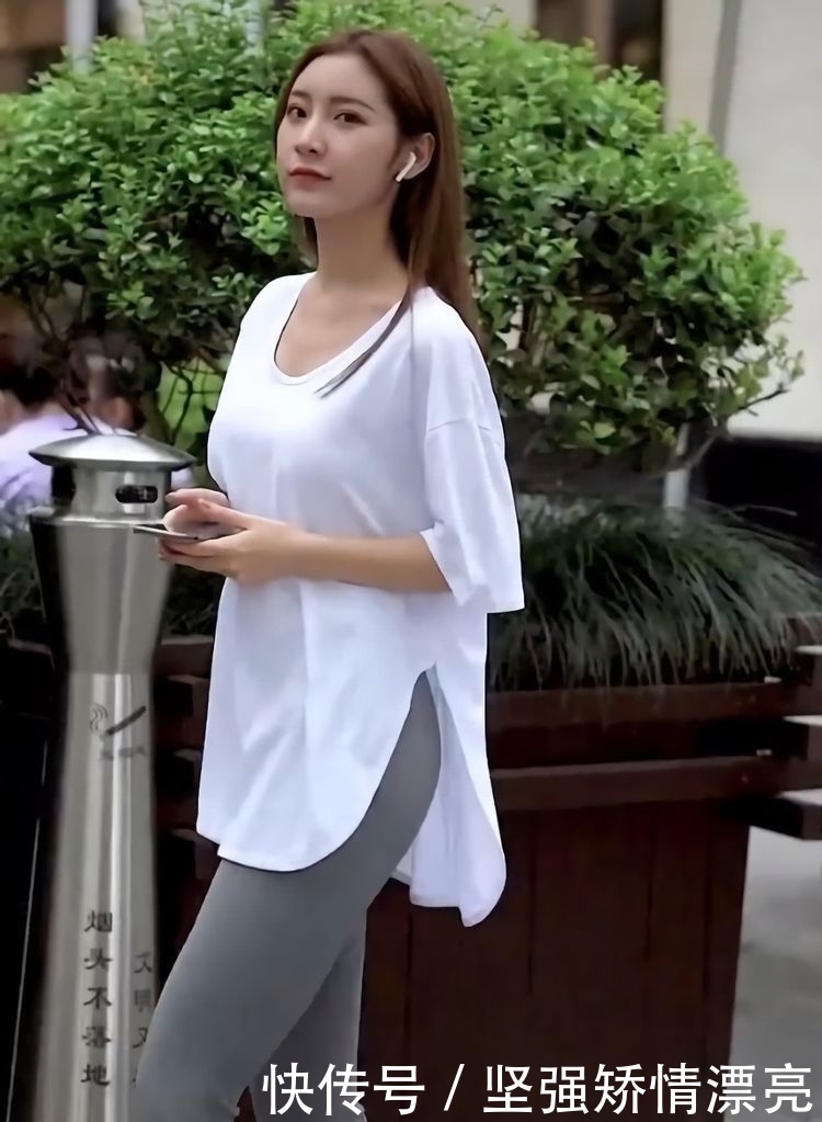  美女|美女是来街拍还是去买菜，穿着“睡衣”就出门了，够接地气