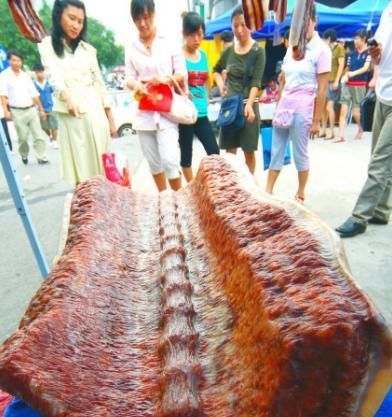 山东农民深山发现半边“猪肉”，拉城里开价108万叫卖，卖了吗？