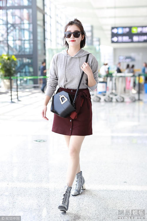 阚清子卫衣配短裙秀美腿 对镜甜笑超少女