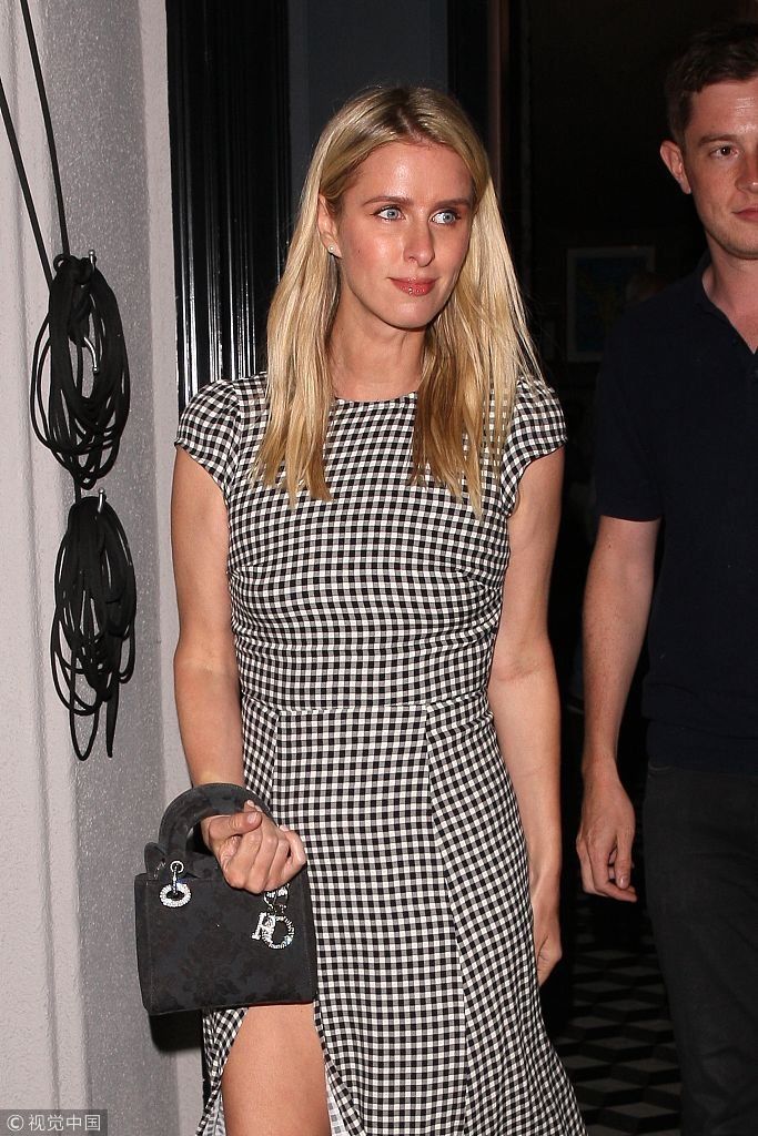 妮基希尔顿高开衩秀美腿性感露背 与老公甜蜜赴晚餐牵手超恩爱