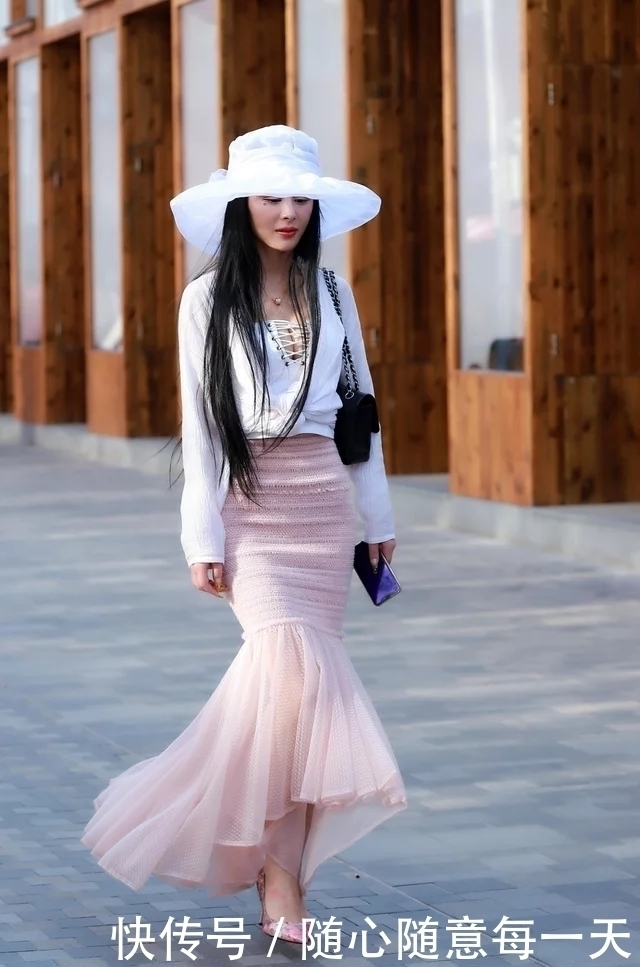 街拍：贤淑优雅的气质美女，连衣包臀的摆尾裙，步履只见，更显迷