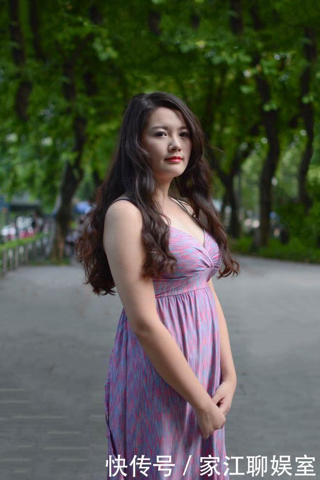 简单:辣妈逛街,简单穿搭教你尽显女人味