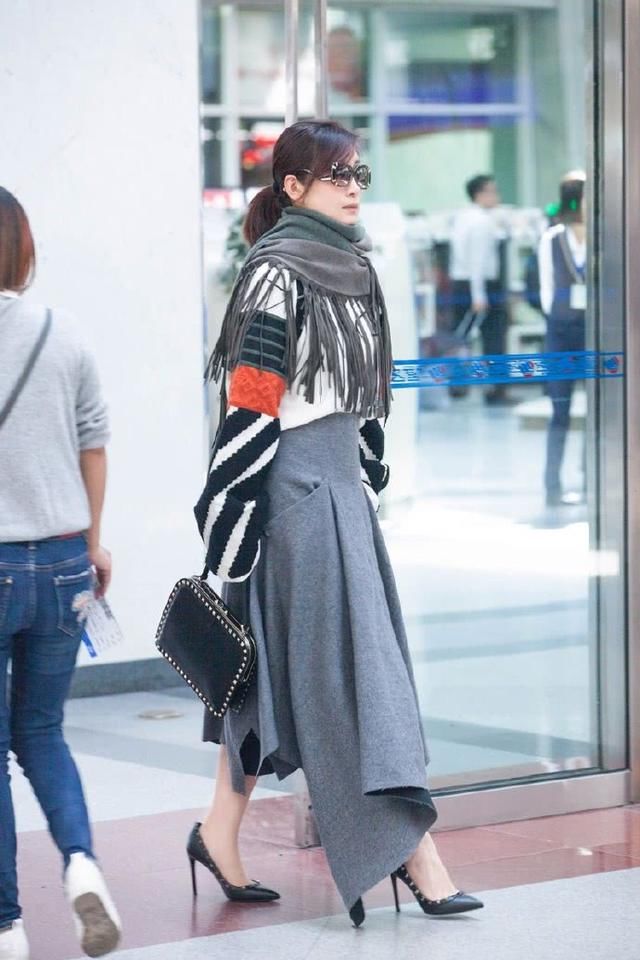 40岁秦海璐厉害了！穿半身开叉裙时髦到炸，网友：风采不减当年！