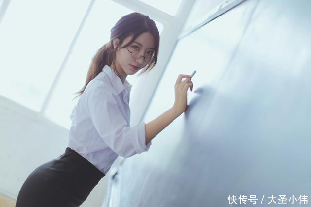 #美女#美女街拍:刚来的英语老师,打扮挺单纯的,看起来不好惹的样子