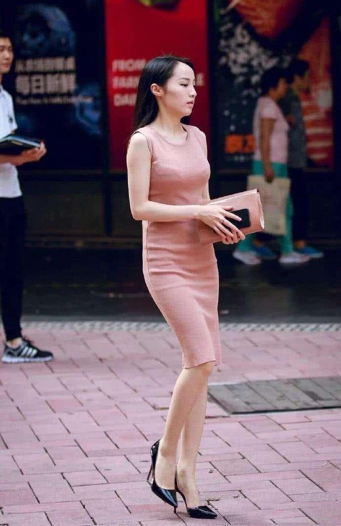 气质优雅的裸色连衣裙苗条小姐姐，身材很好高跟鞋真亮