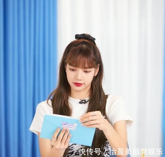 「服装在颜色」Lisa精致叠穿新时尚,白色T恤搭配黑白豹纹裙,尽显可爱俏皮