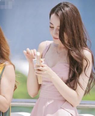 迪丽热巴身材好，几乎穿什么都好看，堪称“行走的衣架子”！