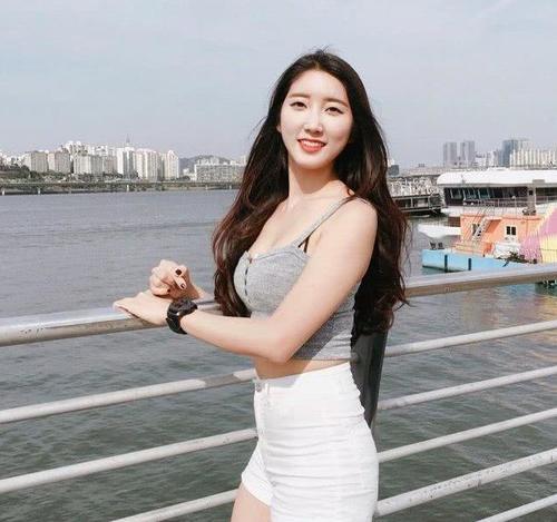 紧身打底裤：轻松展现女神气质，婀娜多姿身段尽显妩媚迷人韵味！