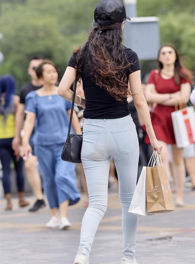  加上■街拍：辣妈的黑色紧身衣，再加上紧身牛仔裤，超美！
