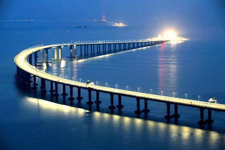 世界最长的一座桥，连接三个城市，一天过路费45万，游客太疯狂！