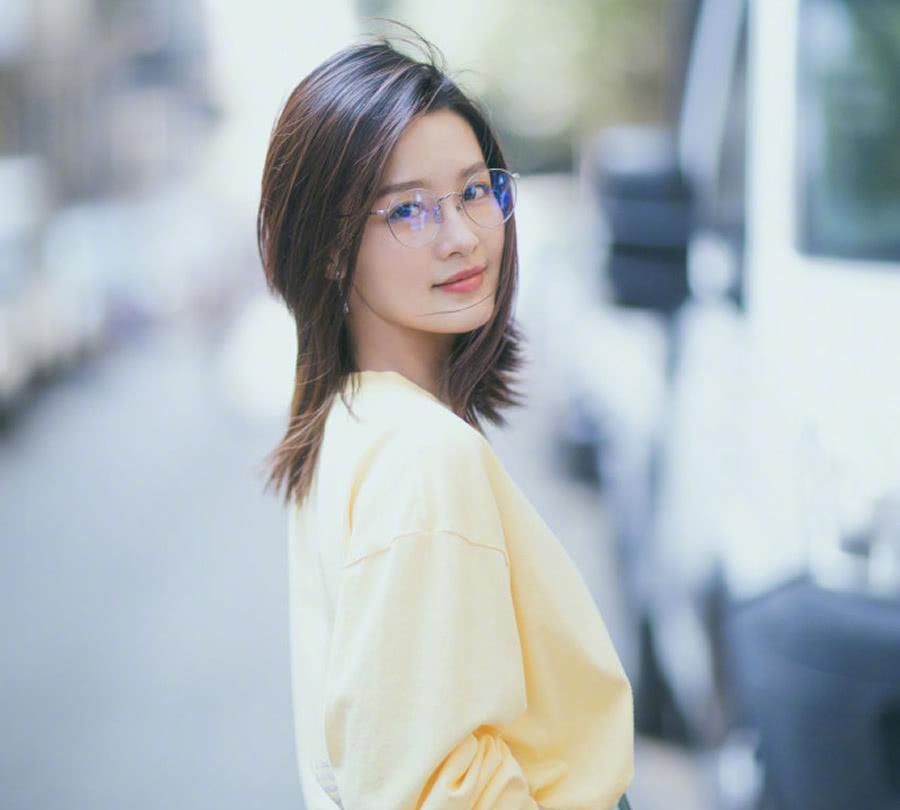 气质@李沁发街拍美照,气质清新,是小仙女没错了