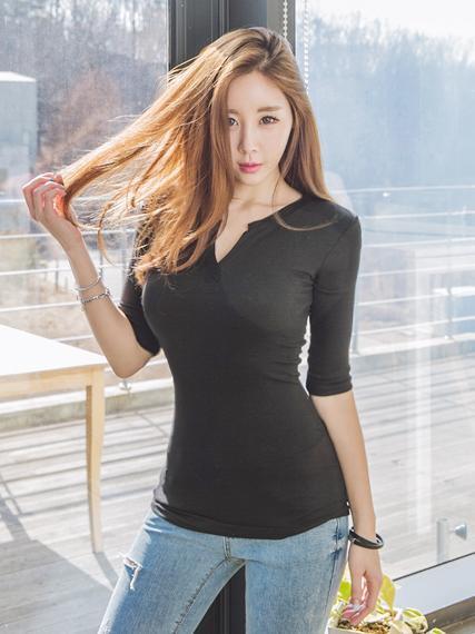 小姐姐躺在公园的椅子上，一袭开叉的紧身针织裙，好身材一览无余