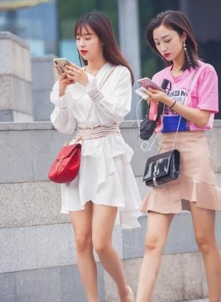  【美女】养眼女神街拍：笑容甜美的美女，一件白色短袖配蓝色牛仔裤，时尚达人气质