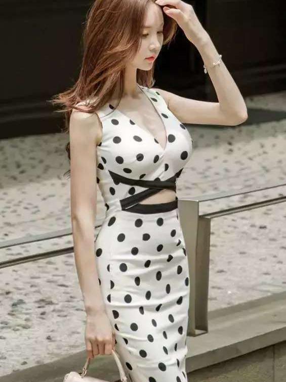 街拍, 美女一身斑点紧身连衣裙, 身材丰满, 直接展示出自己的身材