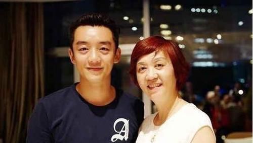  「玩游戏」带你看看郑恺的豪宅：在家用电视玩游戏，用餐桌当书桌写毛笔字